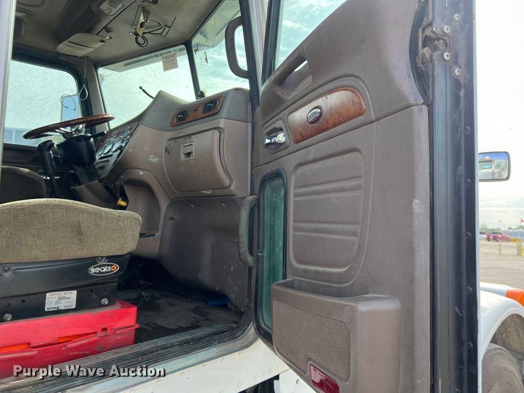 image for item DS2926 2007 Peterbilt  379 semi truck