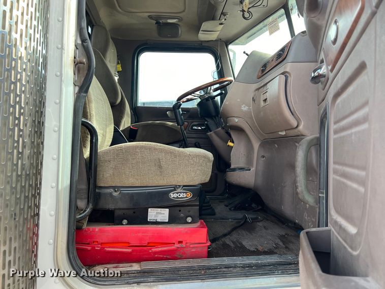 image for item DS2926 2007 Peterbilt  379 semi truck