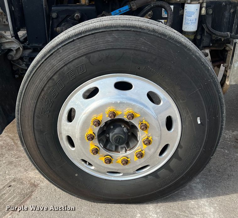 image for item DS2926 2007 Peterbilt  379 semi truck