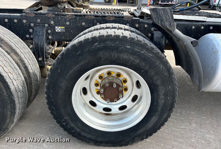 image for item DS2926 2007 Peterbilt  379 semi truck