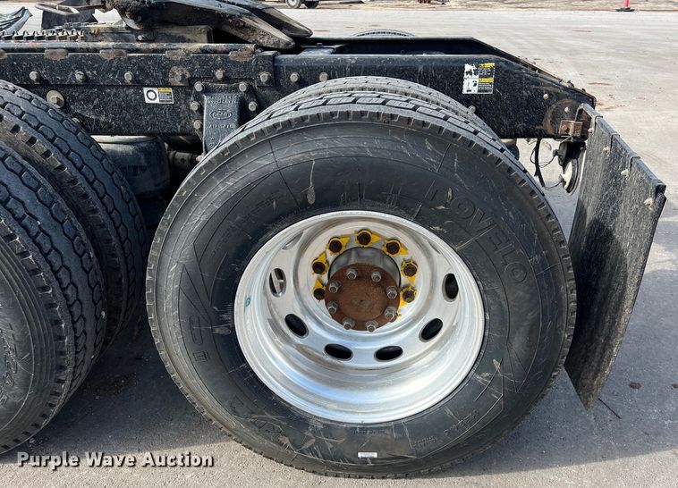 image for item DS2926 2007 Peterbilt  379 semi truck