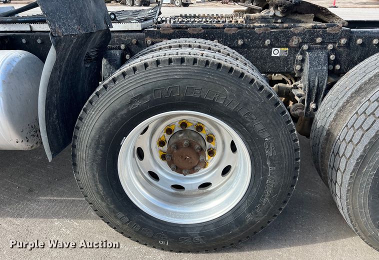 image for item DS2926 2007 Peterbilt  379 semi truck