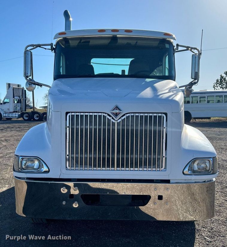 image for item EG1229 2003 International  9100i semi truck