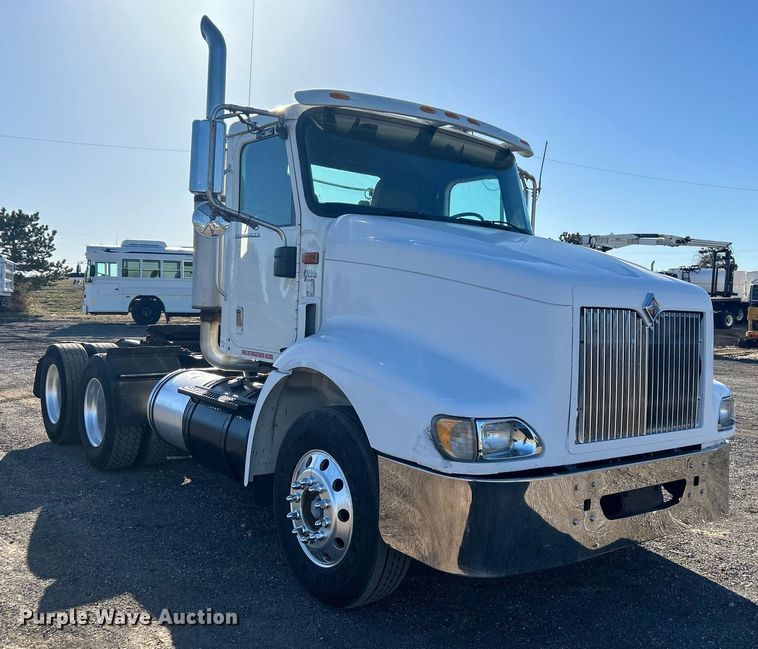 image for item EG1229 2003 International  9100i semi truck