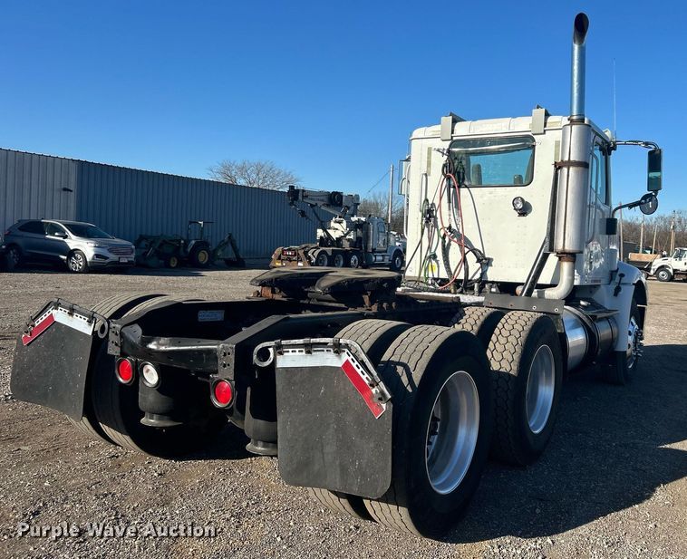 image for item EG1229 2003 International  9100i semi truck