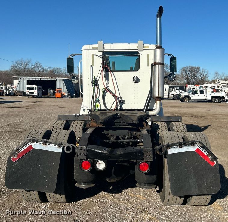 image for item EG1229 2003 International  9100i semi truck