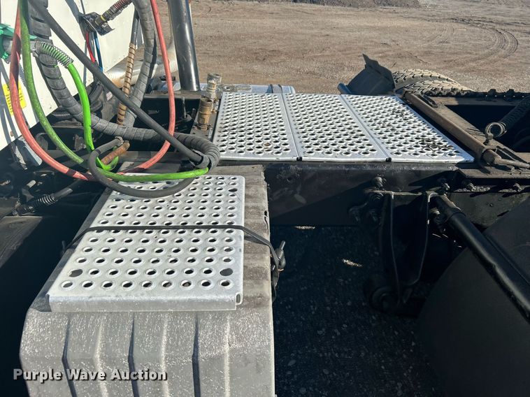 image for item EG1229 2003 International  9100i semi truck