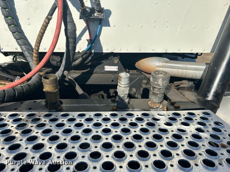 image for item EG1229 2003 International  9100i semi truck