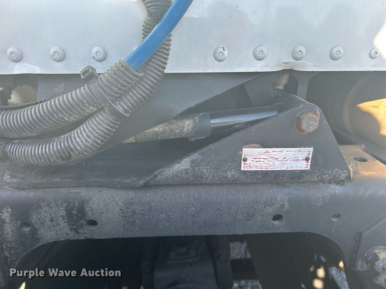 image for item EG1229 2003 International  9100i semi truck