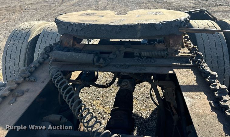 image for item EG1229 2003 International  9100i semi truck