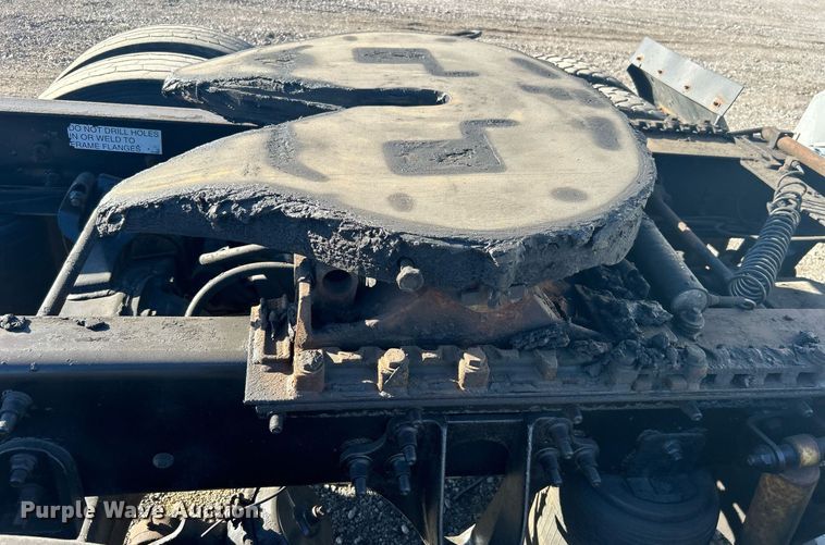 image for item EG1229 2003 International  9100i semi truck