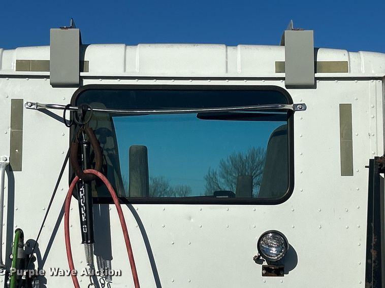 image for item EG1229 2003 International  9100i semi truck