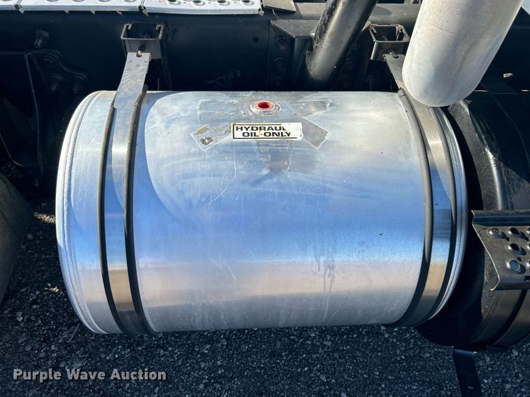 image for item EG1229 2003 International  9100i semi truck