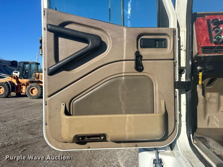 image for item EG1229 2003 International  9100i semi truck