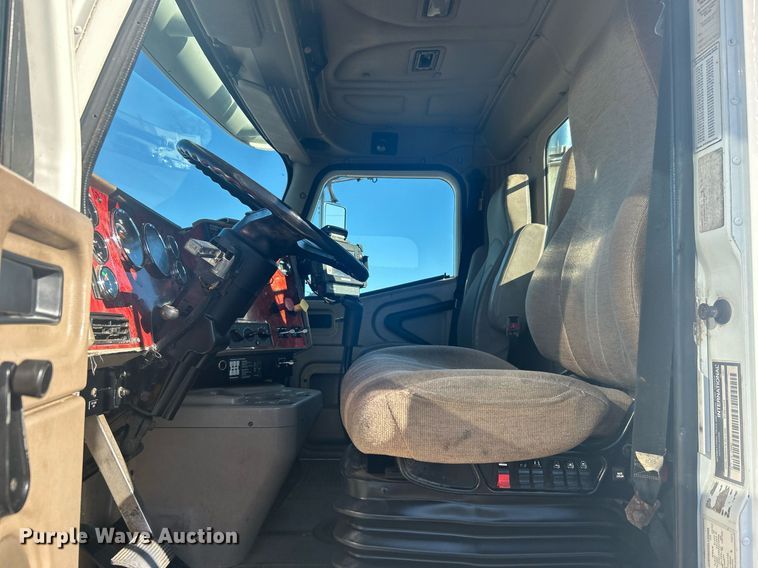 image for item EG1229 2003 International  9100i semi truck