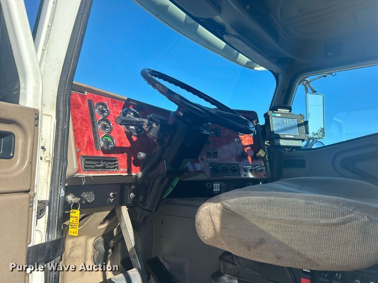 image for item EG1229 2003 International  9100i semi truck