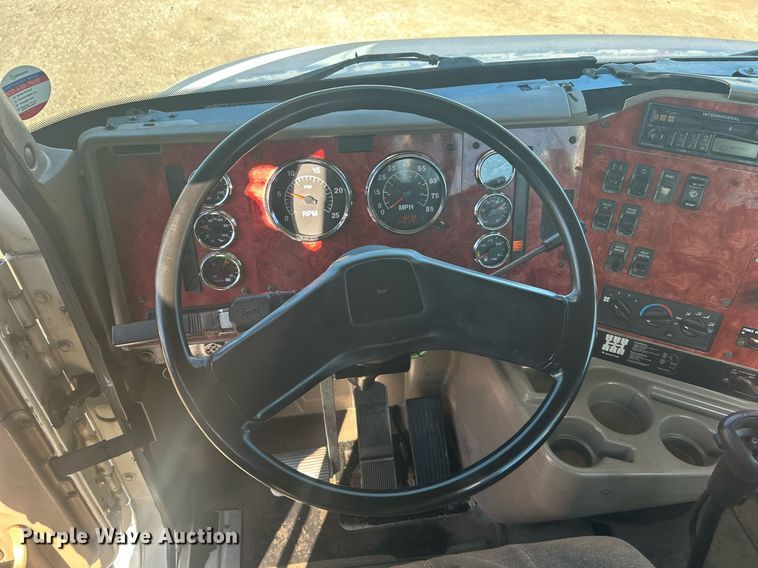 image for item EG1229 2003 International  9100i semi truck