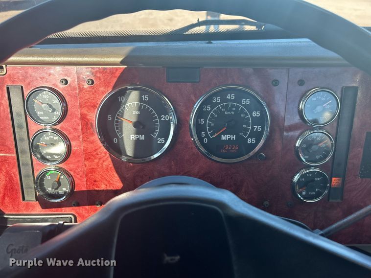 image for item EG1229 2003 International  9100i semi truck