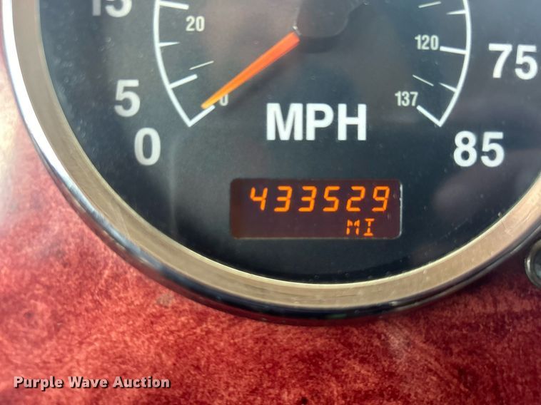 image for item EG1229 2003 International  9100i semi truck