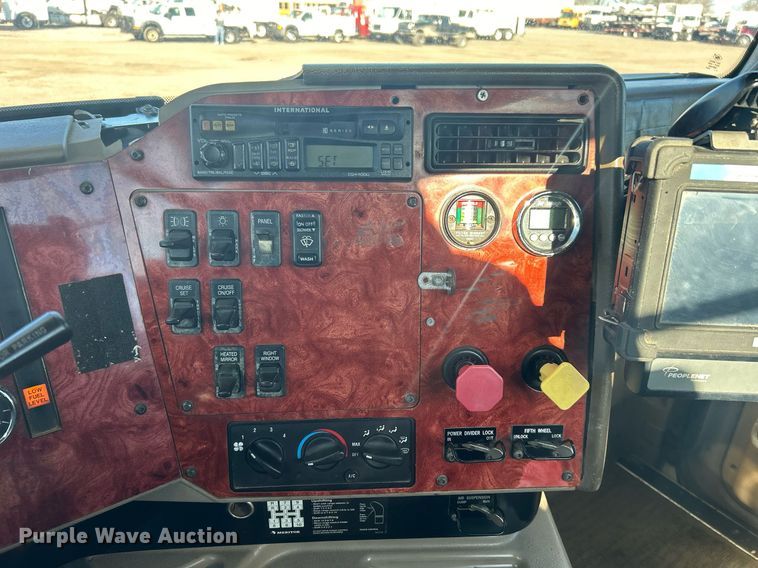 image for item EG1229 2003 International  9100i semi truck