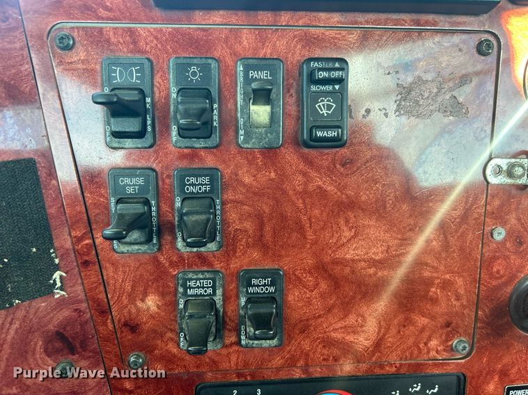 image for item EG1229 2003 International  9100i semi truck