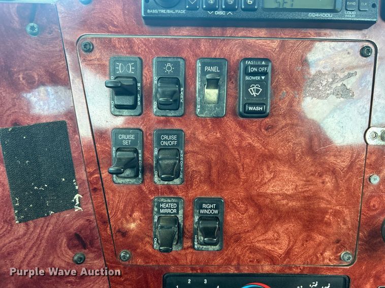 image for item EG1229 2003 International  9100i semi truck