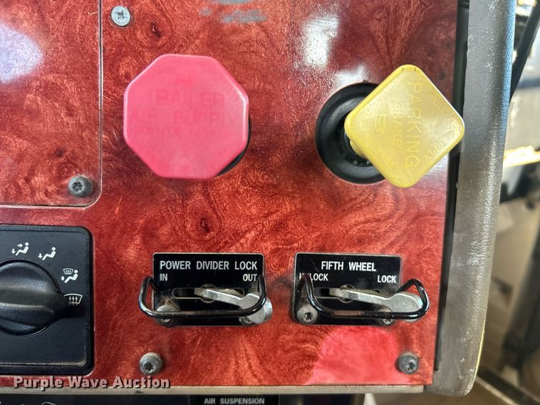 image for item EG1229 2003 International  9100i semi truck