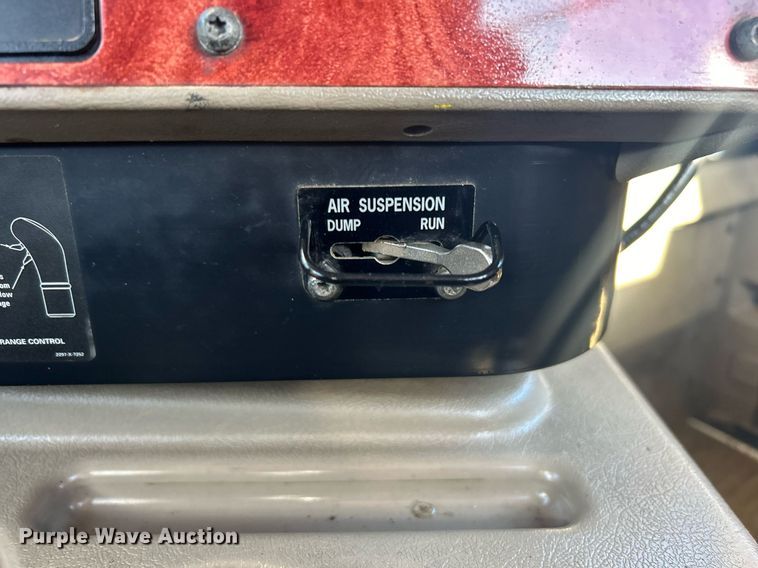 image for item EG1229 2003 International  9100i semi truck