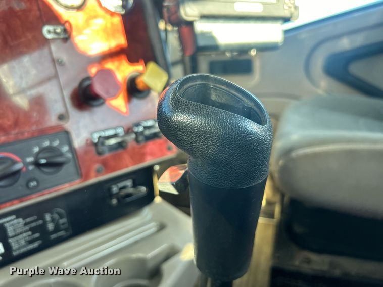 image for item EG1229 2003 International  9100i semi truck