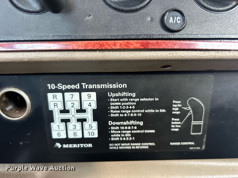 image for item EG1229 2003 International  9100i semi truck