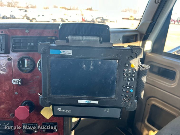 image for item EG1229 2003 International  9100i semi truck