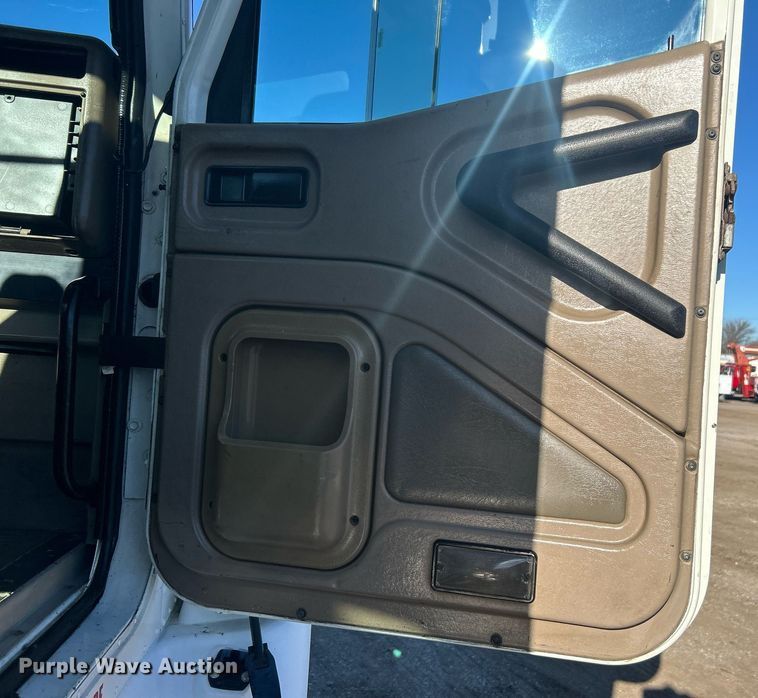 image for item EG1229 2003 International  9100i semi truck