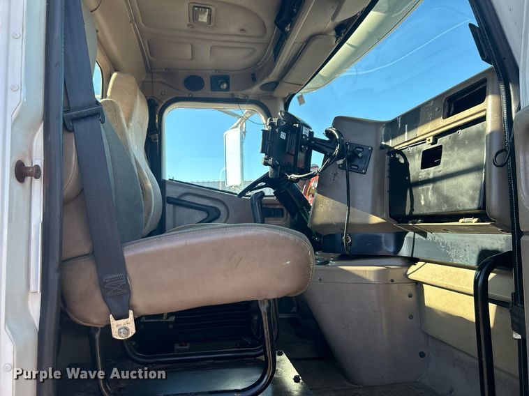 image for item EG1229 2003 International  9100i semi truck