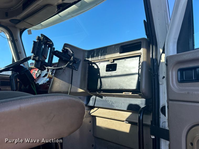 image for item EG1229 2003 International  9100i semi truck