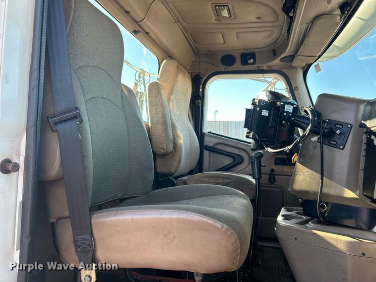 image for item EG1229 2003 International  9100i semi truck