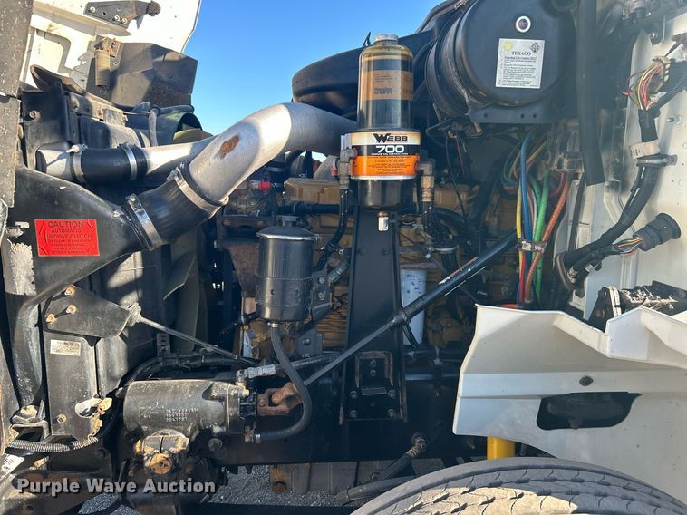 image for item EG1229 2003 International  9100i semi truck