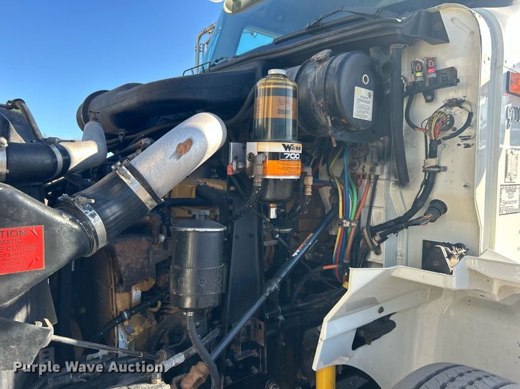 image for item EG1229 2003 International  9100i semi truck