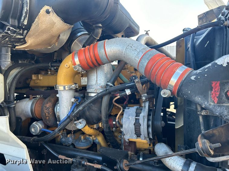 image for item EG1229 2003 International  9100i semi truck