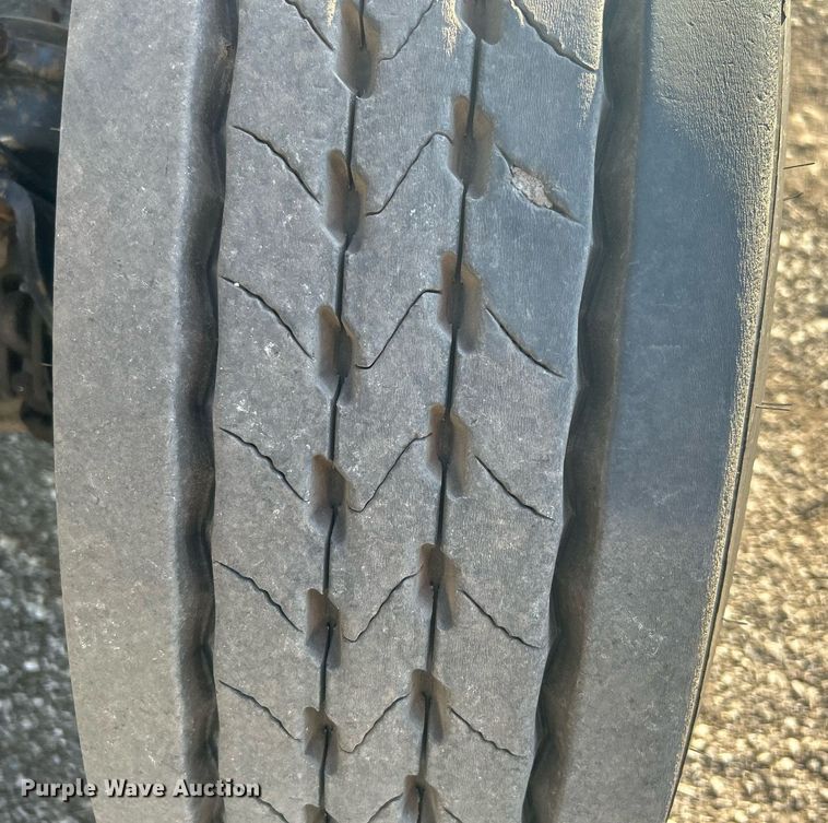 image for item EG1229 2003 International  9100i semi truck