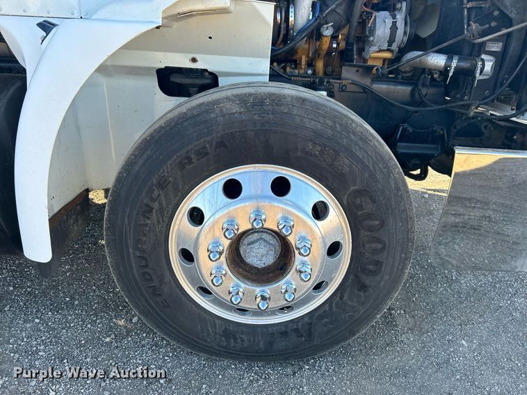 image for item EG1229 2003 International  9100i semi truck