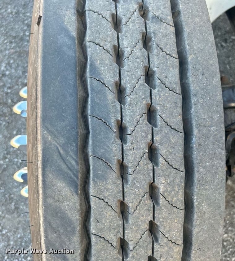 image for item EG1229 2003 International  9100i semi truck