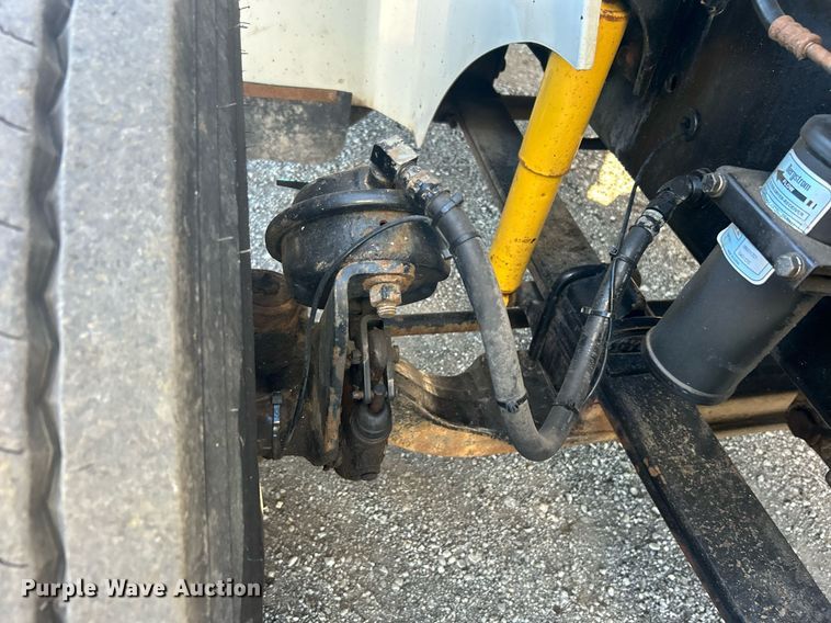 image for item EG1229 2003 International  9100i semi truck