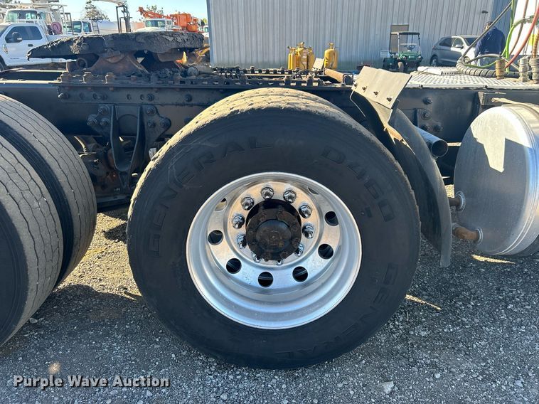 image for item EG1229 2003 International  9100i semi truck