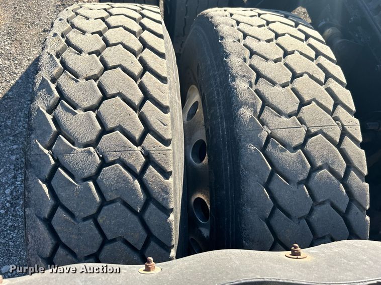 image for item EG1229 2003 International  9100i semi truck