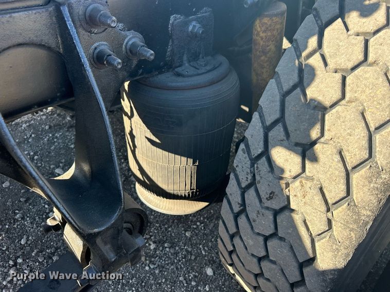 image for item EG1229 2003 International  9100i semi truck