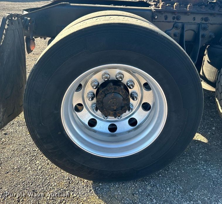 image for item EG1229 2003 International  9100i semi truck