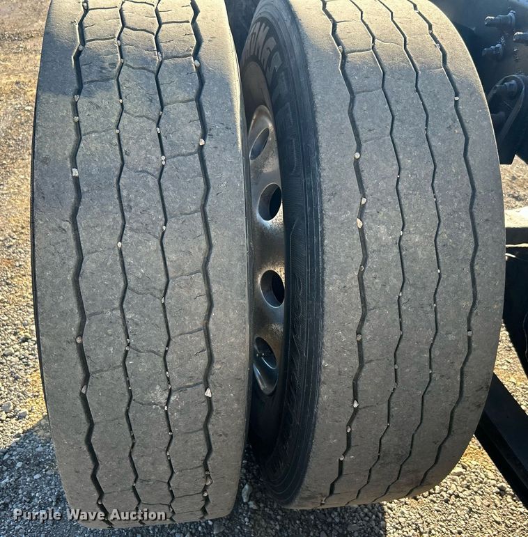 image for item EG1229 2003 International  9100i semi truck