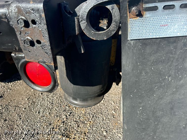 image for item EG1229 2003 International  9100i semi truck