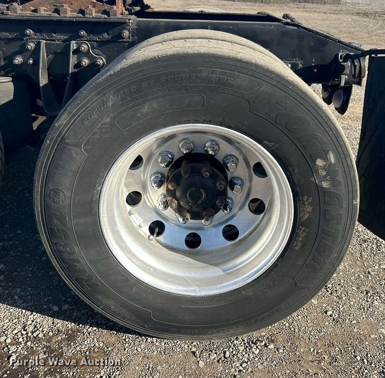 image for item EG1229 2003 International  9100i semi truck