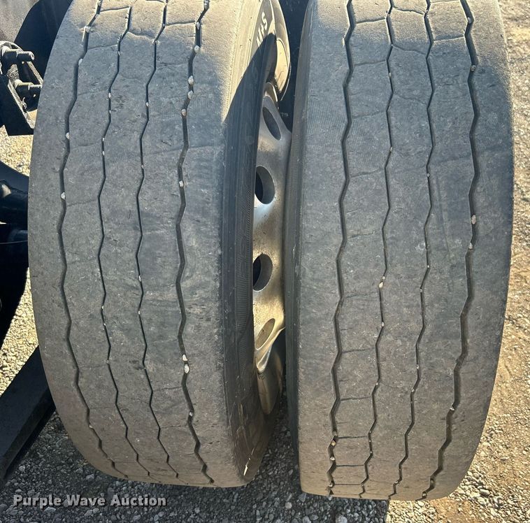 image for item EG1229 2003 International  9100i semi truck